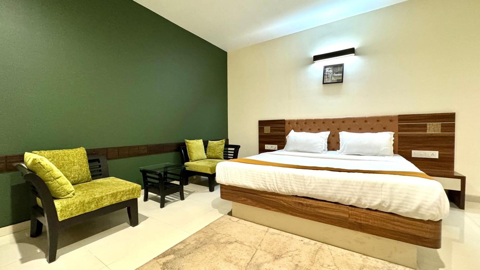 Hotel Sadhana Executive Dāpoli Extérieur photo