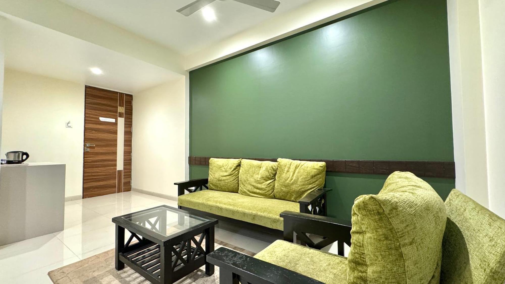 Hotel Sadhana Executive Dāpoli Extérieur photo